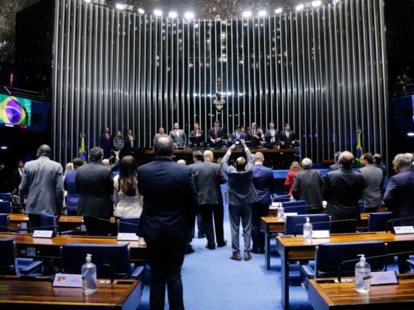 Promulgada emenda do piso nacional da Enfermagem